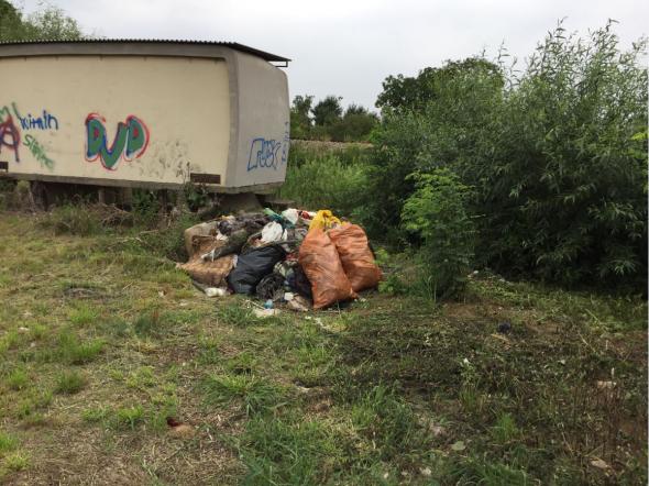 likvidácia odpadu pri železničnej trati.JPG likvidácia odpadu pri železničnej trati.JPG